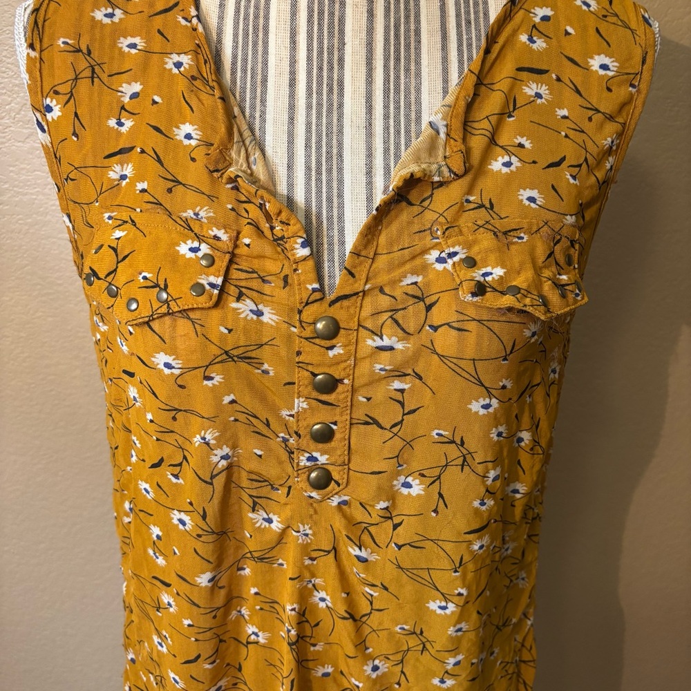 Eden & Olivia Blouse Medium Mustard Gold Floral White Sleeveless Buttons Boho - Picture 3 of 14